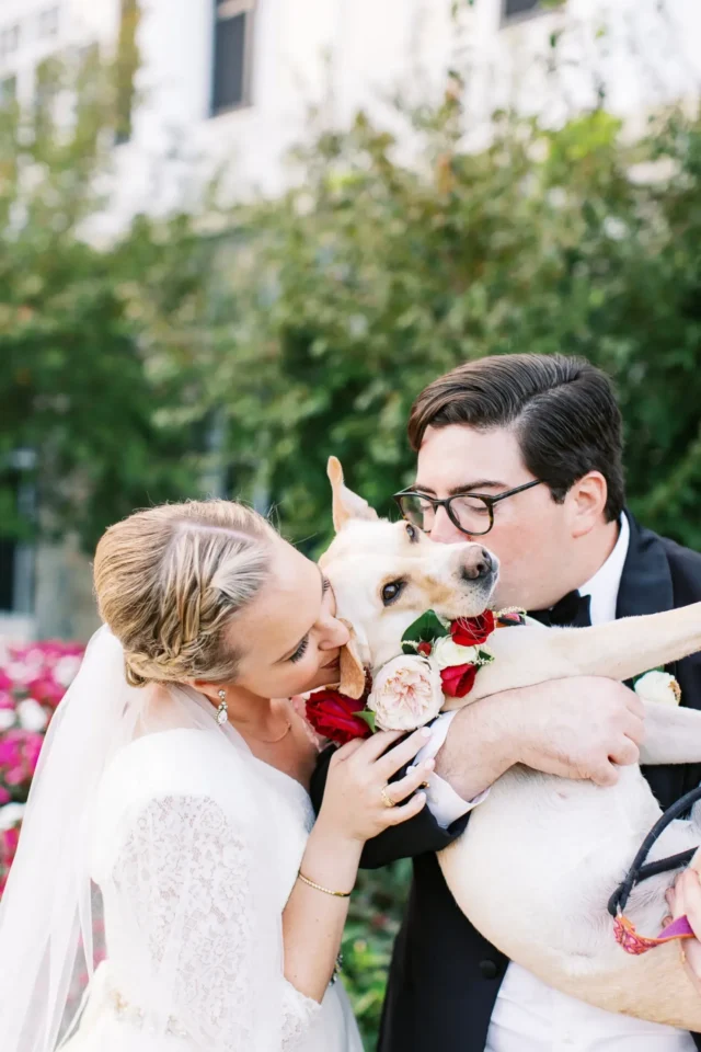 couple-kissing-dog