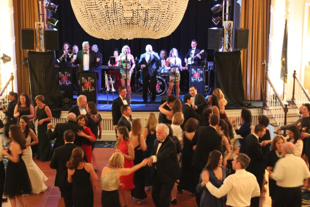 Crowd-dancing-to-band-at-the-jefferson-richmond